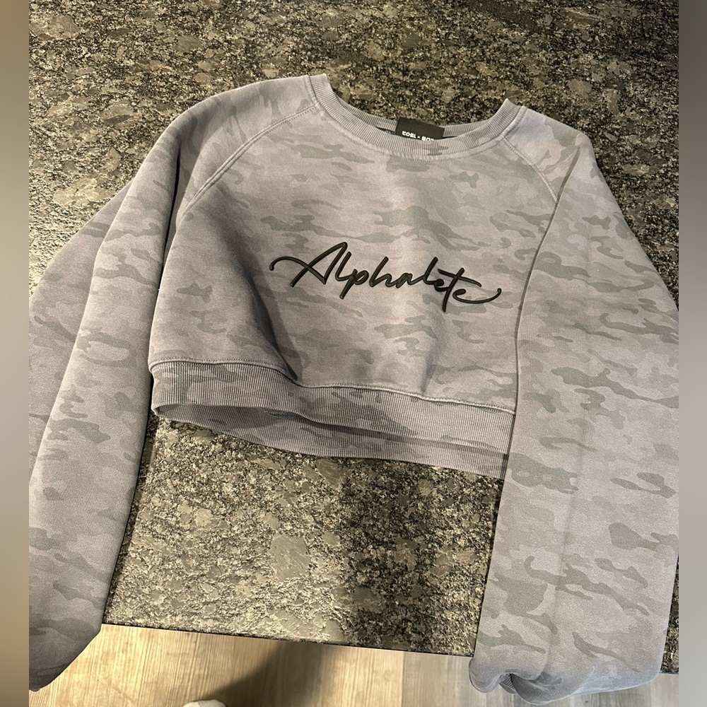 Alphalete Gray Camo Cropped Sweatshirt